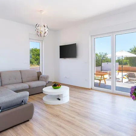 Villa Aria Sleeps 6, Pool, Wifi, Airco, Parking Pula