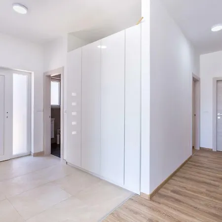 Aria Sleeps 6, Pool, Wifi, Airco, Parking Pula