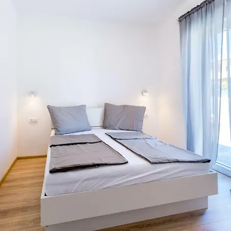 Aria Sleeps 6, Pool, Wifi, Airco, Parking Villa