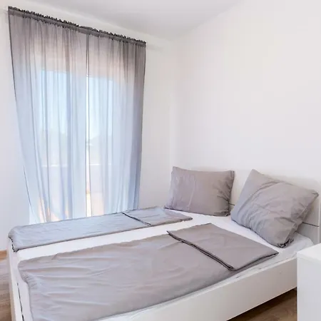 Aria Sleeps 6, Pool, Wifi, Airco, Parking Villa