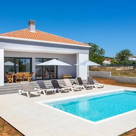 Aria Sleeps 6, Pool, Wifi, Airco, Parking Pula