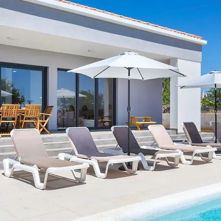 Aria Sleeps 6, Pool, Wifi, Airco, Parking