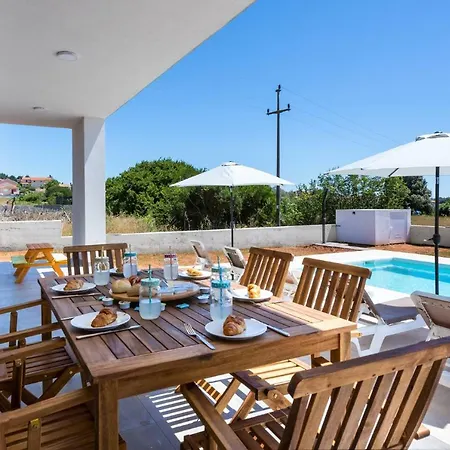 Aria Sleeps 6, Pool, Wifi, Airco, Parking
