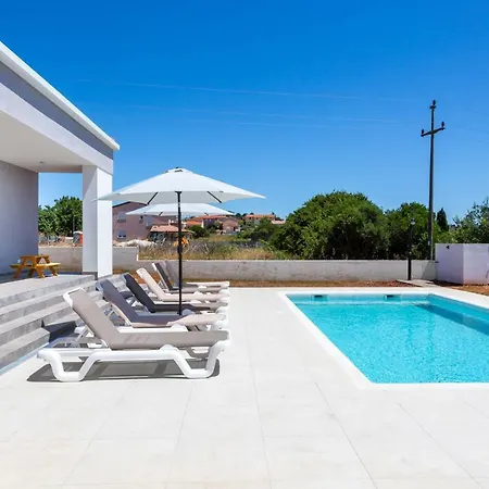 Aria Sleeps 6, Pool, Wifi, Airco, Parking