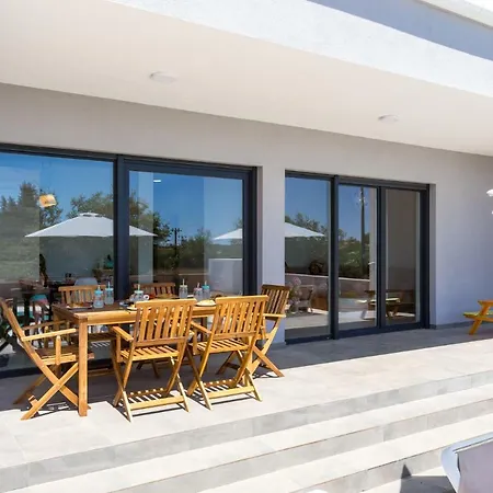 Aria Sleeps 6, Pool, Wifi, Airco, Parking Villa Pula